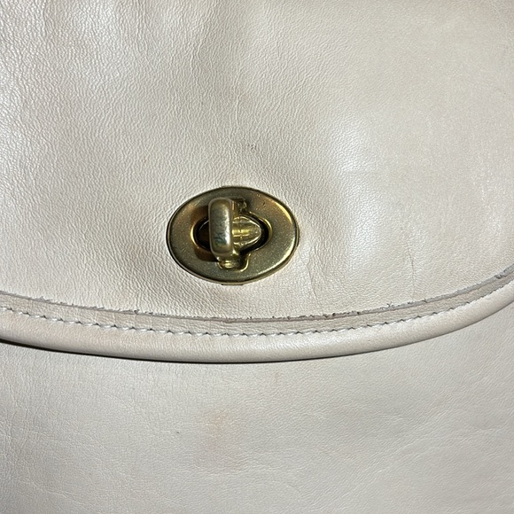 EUC Coach crossbody purse. Cream color - Picture 3 of 12